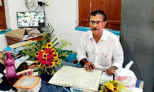 Teacher Satyendranath रिटायरमेंट के बाद भी लोगों के बीच रहते हैं Teacher Satyendranath रिटायरमेंट के बाद भी लोगों के बीच रहते हैं