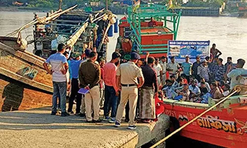 बांग्लादेशी ट्रॉलर फिर से हिरासत में, चिंताएं बढ़ रही हैं बांग्लादेशी ट्रॉलर फिर से हिरासत में, चिंताएं बढ़ रही हैं