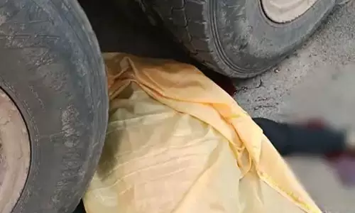 हाइवा की चपेट में आया बाइक सवार, ऑन द स्पॉट डेथ