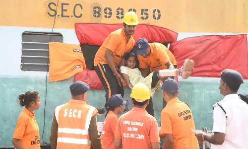 लाल खदान रेल हादसे के बाद रायपुर में NDRF–सिविल डिफेंस ने किया बड़ा मॉक ड्रिल लाल खदान रेल हादसे के बाद रायपुर में NDRF–सिविल डिफेंस ने किया बड़ा मॉक ड्रिल