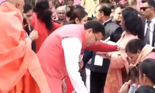 Uttarakhand के मुख्यमंत्री ने रुड़की में पत्नी के साथ किया कन्या पूजन Uttarakhand के मुख्यमंत्री ने रुड़की में पत्नी के साथ किया कन्या पूजन