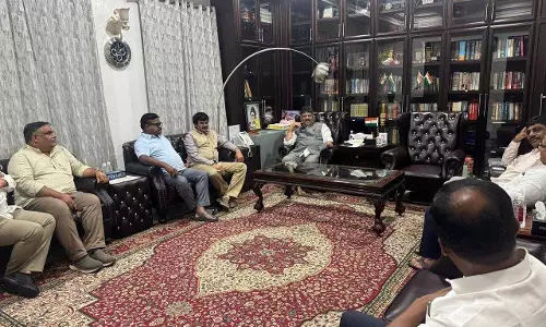 डी.के. शिवकुमार ने अपने आवास पर कांग्रेस के वरिष्ठ नेताओं से की बैठक डी.के. शिवकुमार ने अपने आवास पर कांग्रेस के वरिष्ठ नेताओं से की बैठक