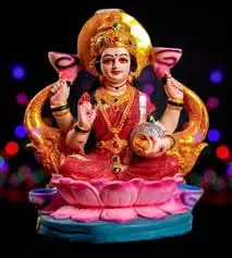 Friday Puja: शुक्रवार को लक्ष्मी जी की पूजा करने से मिलती है समृद्धि,जानें महत्व और पूजा विधि Friday Puja: शुक्रवार को लक्ष्मी जी की पूजा करने से मिलती है समृद्धि,जानें महत्व और पूजा विधि