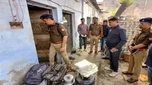 Jammu Kashmir: पुलिस की छापेमारी, AK-47 राइफल के कारतूस बरामद Jammu Kashmir: पुलिस की छापेमारी, AK-47 राइफल के कारतूस बरामद