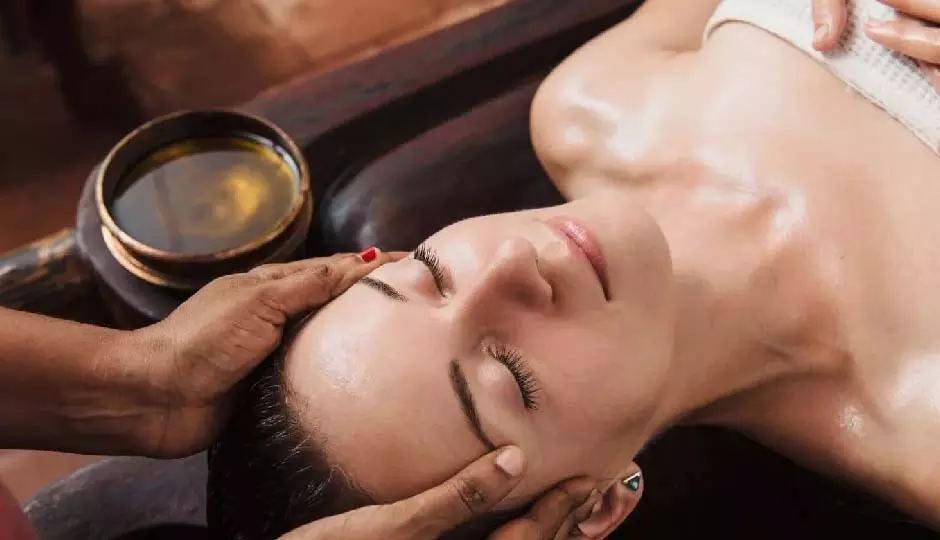 Hair Care: गर्म तेल की मालिश बालों के लिए वरदान या खतरा Hair Care: गर्म तेल की मालिश बालों के लिए वरदान या खतरा