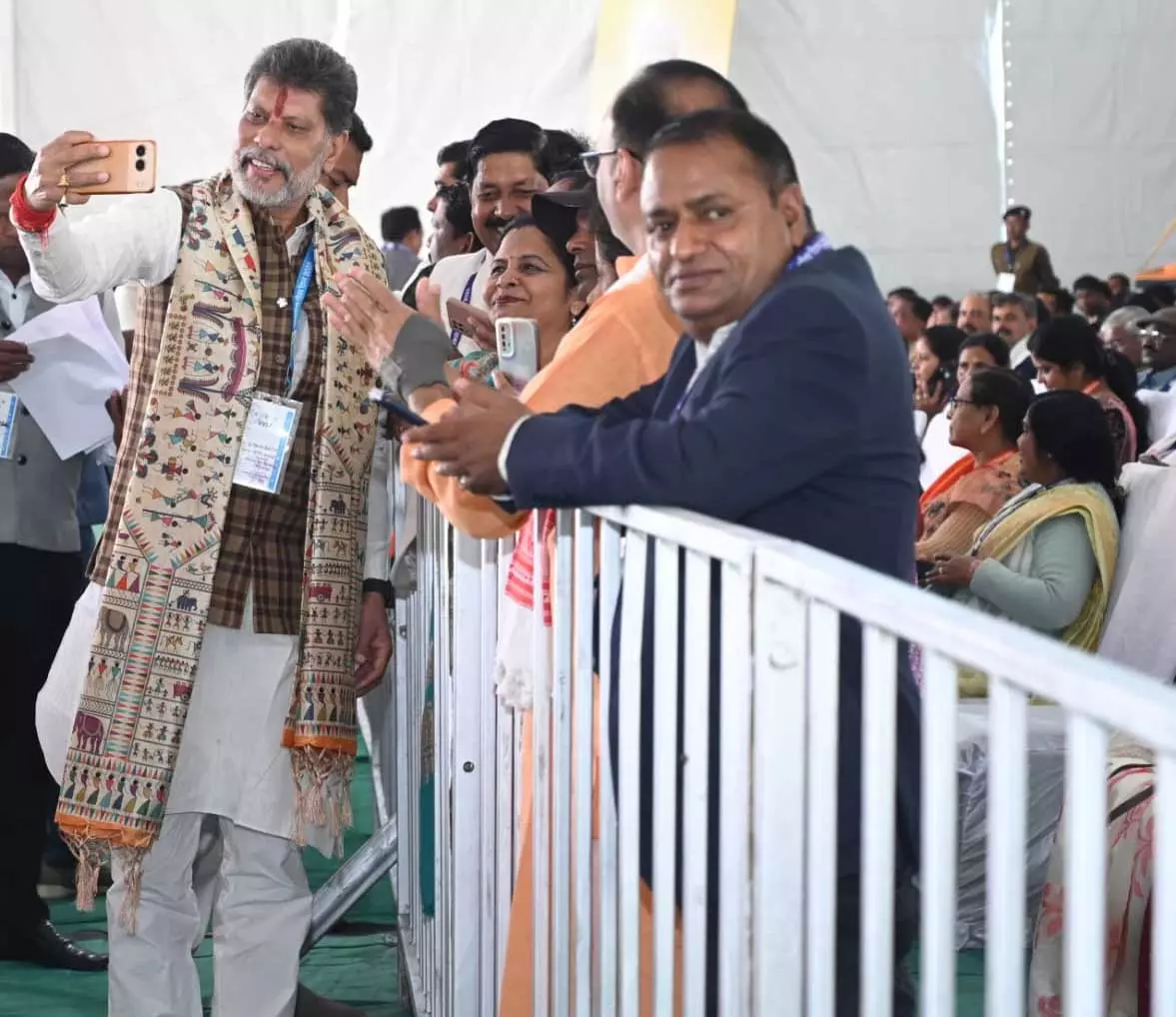 बीजेपी प्रदेश अध्यक्ष किरण सिंहदेव की तस्वीर खूब वायरल बीजेपी प्रदेश अध्यक्ष किरण सिंहदेव की तस्वीर खूब वायरल