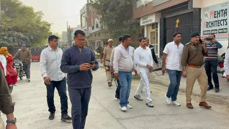 Hisar हथकड़ी पहने गैंगस्टर दलजीत सिहाग को हांसी के बाजारों में घुमाया गया Hisar हथकड़ी पहने गैंगस्टर दलजीत सिहाग को हांसी के बाजारों में घुमाया गया