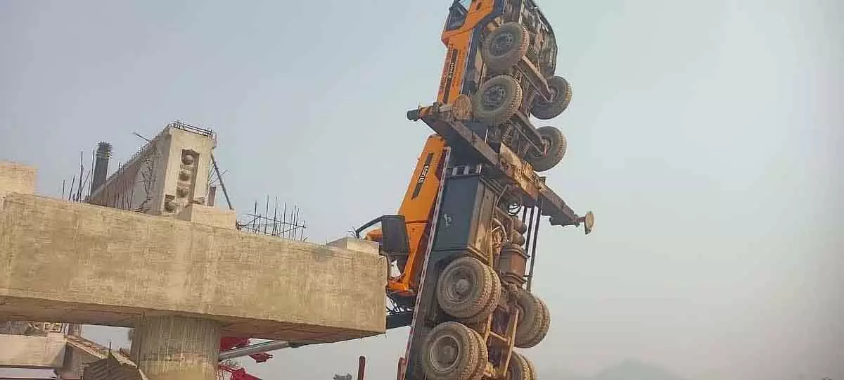 MP : छतरपुर में ओवरब्रिज साइट पर 70 टन का गर्डर गिरा, क्रेन ऑपरेटर गंभीर रूप से घायल MP : छतरपुर में ओवरब्रिज साइट पर 70 टन का गर्डर गिरा, क्रेन ऑपरेटर गंभीर रूप से घायल
