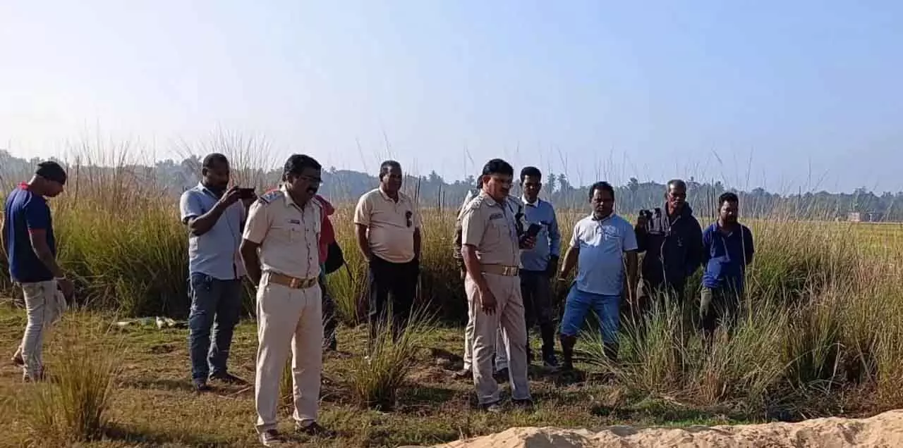 Odisha : कोणार्क के खेत में युवक का जला हुआ शव मिला, हत्या का शक Odisha : कोणार्क के खेत में युवक का जला हुआ शव मिला, हत्या का शक