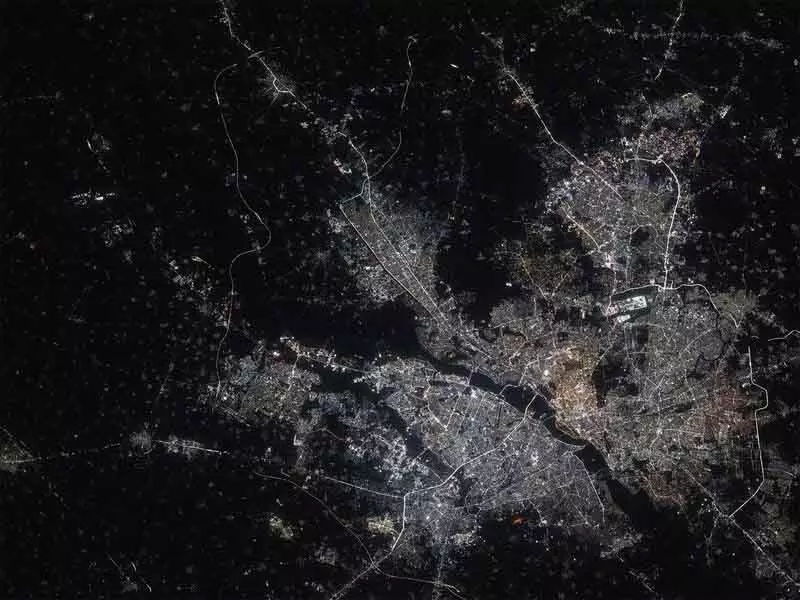 ISS की रात की तस्वीरों में भारतीय शहर टोक्यो, सिंगापुर से भी ज्यादा चमक रहा ISS की रात की तस्वीरों में भारतीय शहर टोक्यो, सिंगापुर से भी ज्यादा चमक रहा