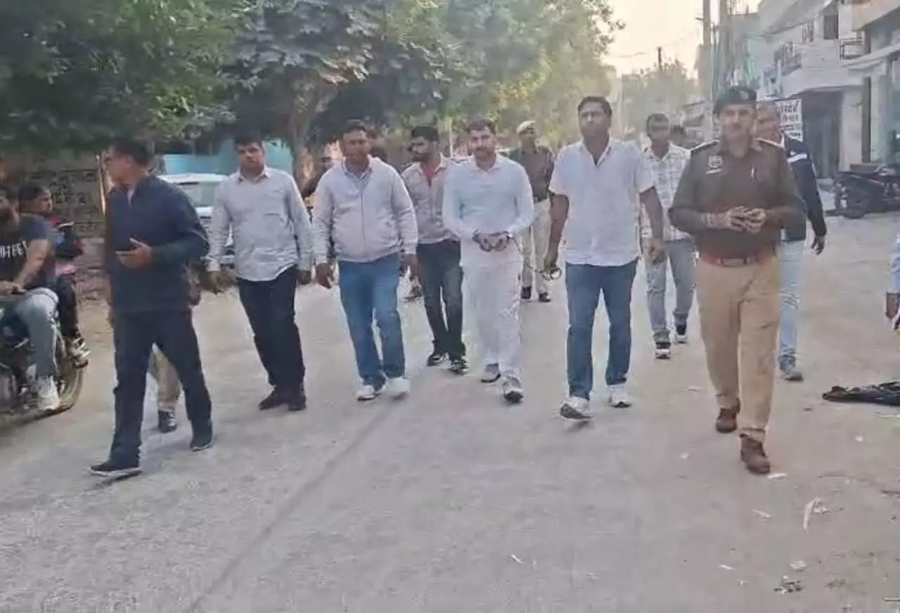 Hisar: आदतन अपराधी दलजीत सिहाग को पुलिस ने घुमाया पैदल Hisar: आदतन अपराधी दलजीत सिहाग को पुलिस ने घुमाया पैदल
