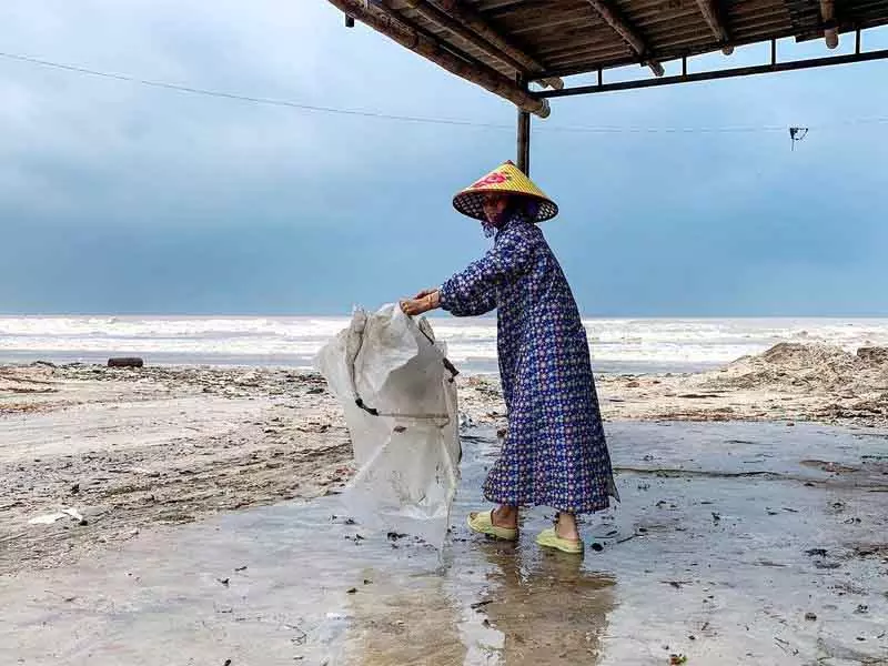 वियतनाम में मूसलाधार बारिश से बाढ़ और भूस्खलन, 41 लोगों की मौत वियतनाम में मूसलाधार बारिश से बाढ़ और भूस्खलन, 41 लोगों की मौत