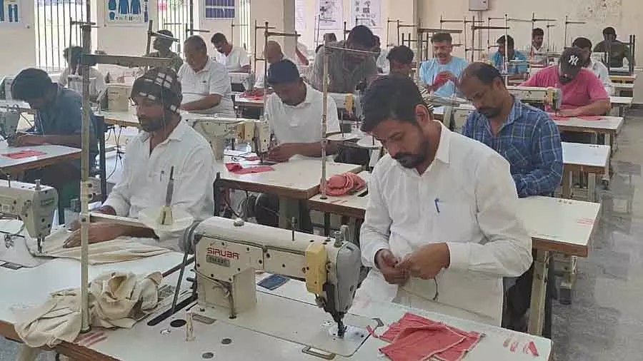 सिलाई में ट्रेंड, शिवमोग्गा सेंट्रल जेल के कैदियों को उम्मीद है कि वे एक अच्छा भविष्य बना पाएंगे सिलाई में ट्रेंड, शिवमोग्गा सेंट्रल जेल के कैदियों को उम्मीद है कि वे एक अच्छा भविष्य बना पाएंगे