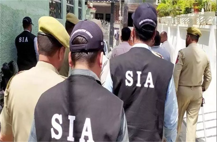 Jammu Kashmir : अंग्रेजी अखबार के कार्यालय में Raid ,SIA ने हथियार किए बरामद Jammu Kashmir : अंग्रेजी अखबार के कार्यालय में Raid ,SIA ने हथियार किए बरामद