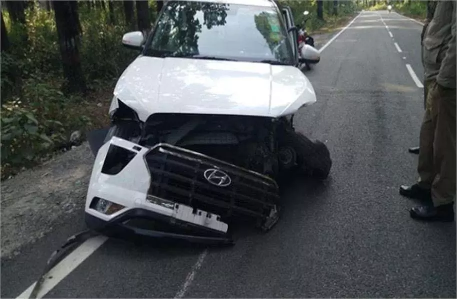 Dehradun:कार अनियंत्रित होकर क्रैश बैरियर से टकराई,दो युवक घायल Dehradun:कार अनियंत्रित होकर क्रैश बैरियर से टकराई,दो युवक घायल