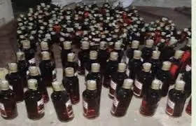Rajasthan: ट्रक के ‘सीक्रेट केबिन’ से 1,000 से ज्यादा शराब की बोतलें जब्त Rajasthan: ट्रक के ‘सीक्रेट केबिन’ से 1,000 से ज्यादा शराब की बोतलें जब्त
