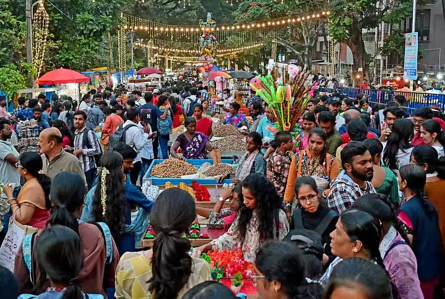 Basavanagudi मूंगफली महोत्सव के लिए युवाओं की भीड़ उमड़ी Basavanagudi मूंगफली महोत्सव के लिए युवाओं की भीड़ उमड़ी