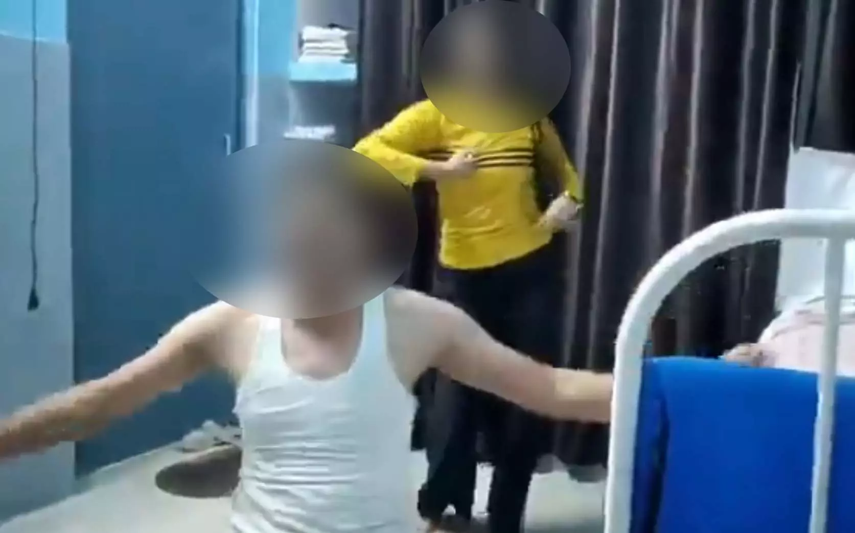 सरकारी अस्पताल के डॉक्टर का युवती संग डांस करते हुए वीडियो सामने आया, तत्काल जांच के आदेश सरकारी अस्पताल के डॉक्टर का युवती संग डांस करते हुए वीडियो सामने आया, तत्काल जांच के आदेश