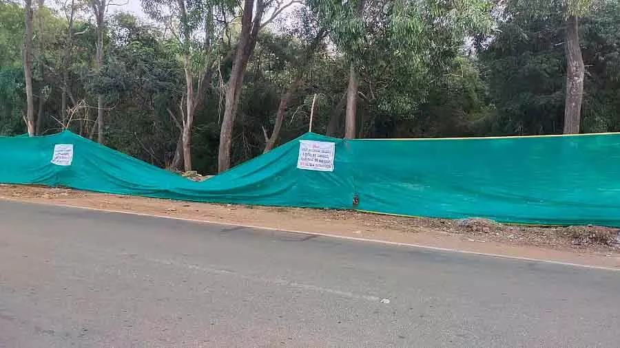 Vijayapura : सड़क के दोनों तरफ़ कचरे के ढेर हटाए गए Vijayapura : सड़क के दोनों तरफ़ कचरे के ढेर हटाए गए