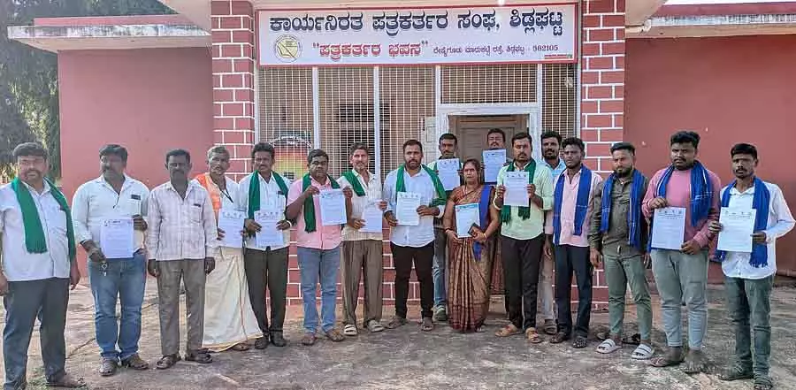 Karnataka: 23 से जिला कलेक्टर कार्यालय के सामने अनिश्चितकालीन धरना Karnataka: 23 से जिला कलेक्टर कार्यालय के सामने अनिश्चितकालीन धरना