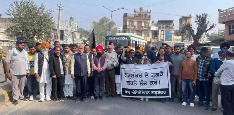 Jalandhar: विरोध में गढ़शंकर आधे दिन के लिए बंद Jalandhar: विरोध में गढ़शंकर आधे दिन के लिए बंद