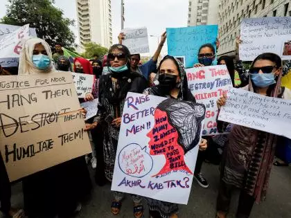 Pakistan में महिलाओं के खिलाफ बढ़ती हिंसा संस्थागत पतन को उजागर करती है Pakistan में महिलाओं के खिलाफ बढ़ती हिंसा संस्थागत पतन को उजागर करती है