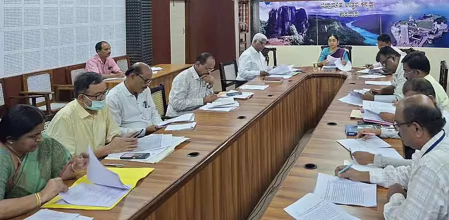 आवारा कुत्तों का आतंक रोकने पर चर्चा: खाने की बर्बादी फेंकी तो अनुशासनात्मक कार्रवाई होगी आवारा कुत्तों का आतंक रोकने पर चर्चा: खाने की बर्बादी फेंकी तो अनुशासनात्मक कार्रवाई होगी
