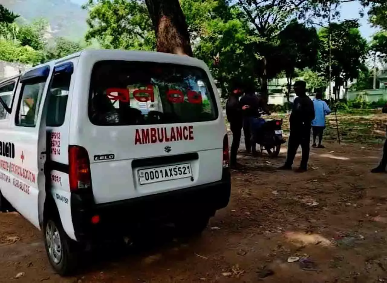 Balasore: नीलगिरी में फूल तोड़ते समय करंट लगने से युवक की मौत Balasore: नीलगिरी में फूल तोड़ते समय करंट लगने से युवक की मौत