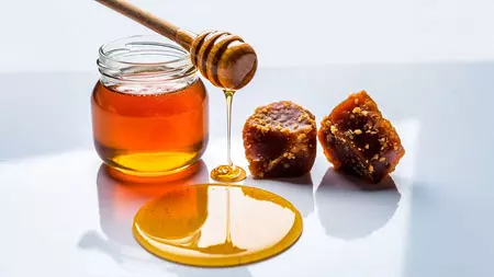 क्या डायबिटीज में गुड़ और शहद लेना है सुरक्षित? जानिए आयुर्वेद क्या कहता है क्या डायबिटीज में गुड़ और शहद लेना है सुरक्षित? जानिए आयुर्वेद क्या कहता है