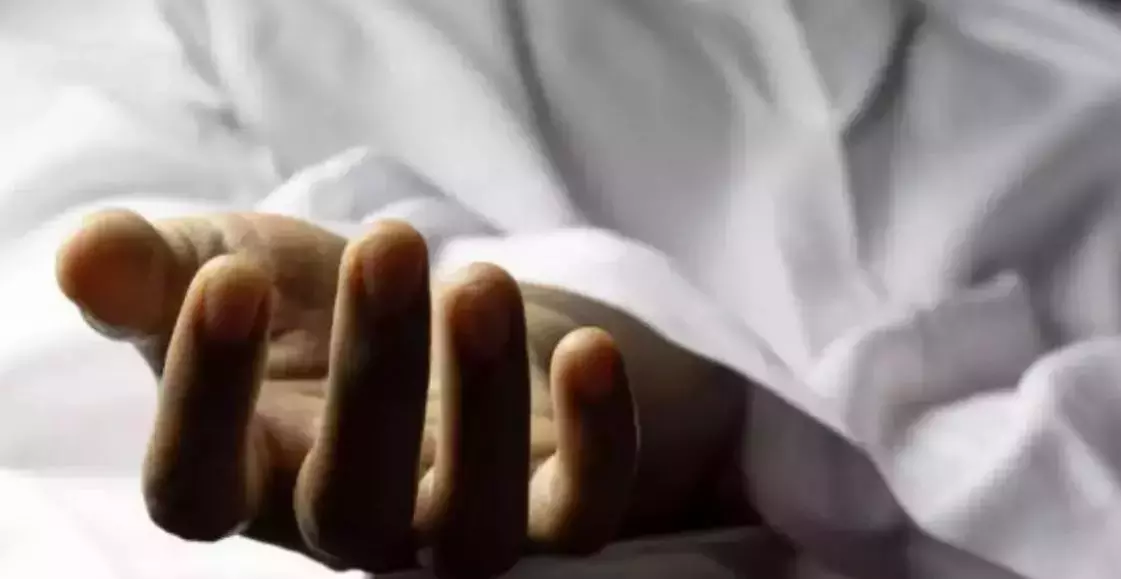 Andhra प्रदेश में स्कूल टीचर की मौत, मेटल की बाल्टी उस पर गिरी, लापरवाही का आरोप Andhra प्रदेश में स्कूल टीचर की मौत, मेटल की बाल्टी उस पर गिरी, लापरवाही का आरोप