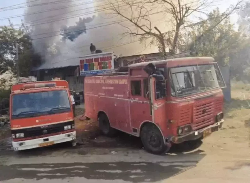 Udaipur: भंगार गोदाम में लगी आग, लाखों का नुकसान हुआ Udaipur: भंगार गोदाम में लगी आग, लाखों का नुकसान हुआ