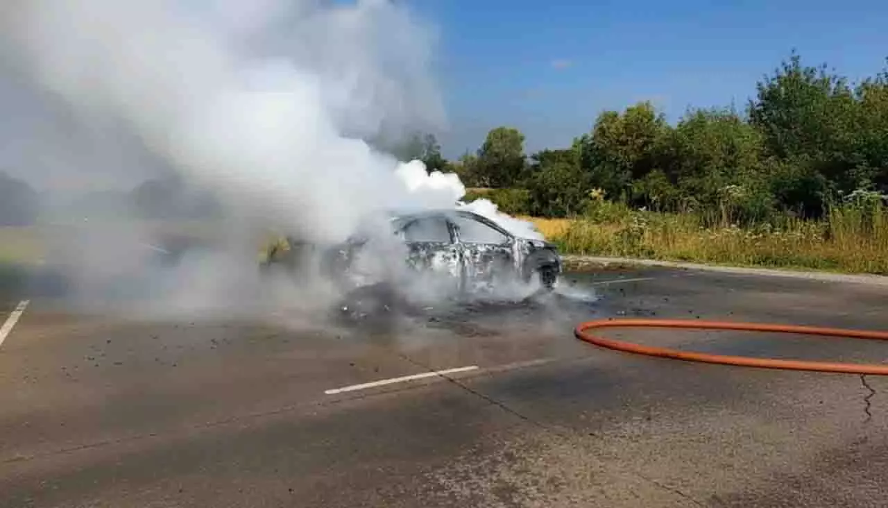 खोरधा में NH-16 पर EV कार में आग लग गई खोरधा में NH-16 पर EV कार में आग लग गई