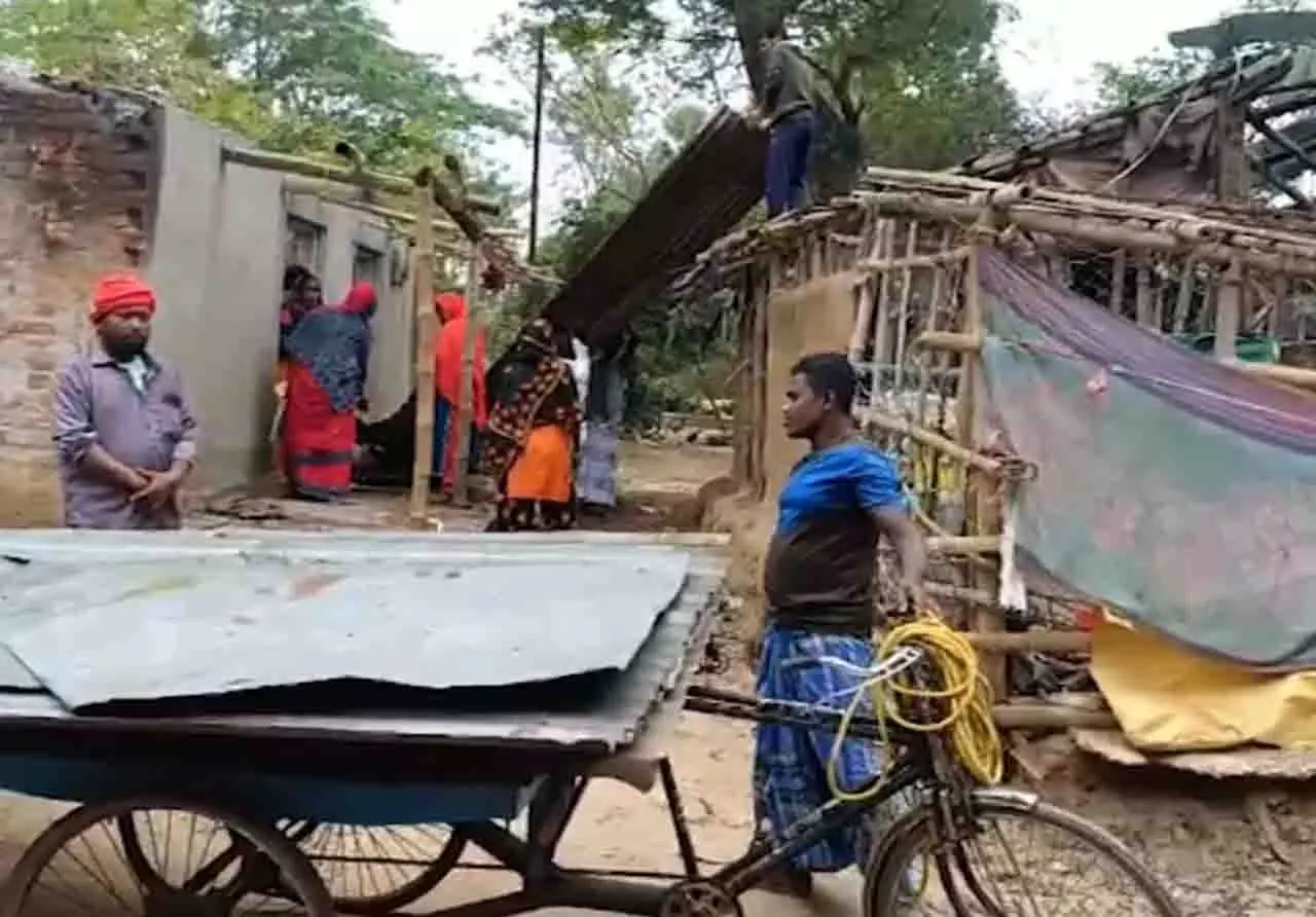 जगतसिंहपुर प्रशासन ने संदिग्ध बांग्लादेशी नागरिकों के अवैध मकानों को गिराया जगतसिंहपुर प्रशासन ने संदिग्ध बांग्लादेशी नागरिकों के अवैध मकानों को गिराया