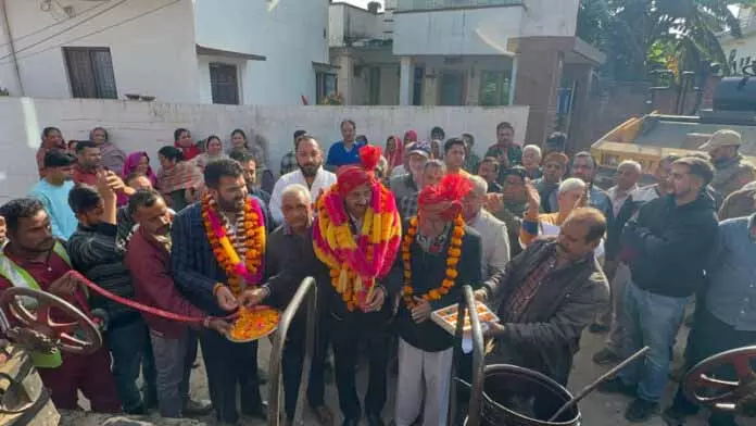 MLA Pawan K Gupta ने कल्लर में ब्लैक टॉपिंग प्रोजेक्ट का उद्घाटन किया MLA Pawan K Gupta ने कल्लर में ब्लैक टॉपिंग प्रोजेक्ट का उद्घाटन किया