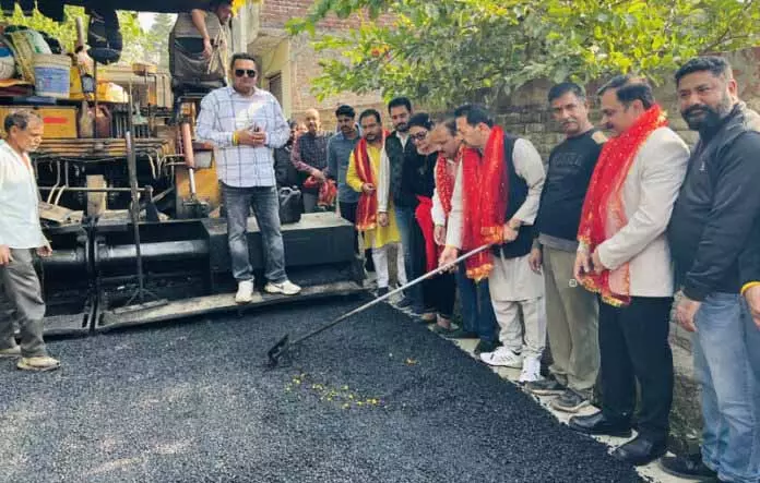 JAMMU: बिलावरिया ने ब्लैकटॉपिंग का काम शुरू किया JAMMU: बिलावरिया ने ब्लैकटॉपिंग का काम शुरू किया