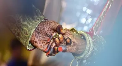 Kerala: हॉस्पिटल बेड पर दुल्हन के एक्सीडेंट के बाद दूल्हे ने की शादी Kerala: हॉस्पिटल बेड पर दुल्हन के एक्सीडेंट के बाद दूल्हे ने की शादी