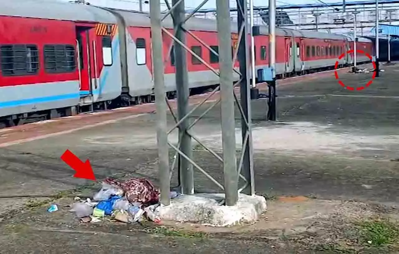 Bhubaneswar न्यू रेलवे स्टेशन के प्लेटफॉर्म पर कूड़ा फेंकने से गुस्सा Bhubaneswar न्यू रेलवे स्टेशन के प्लेटफॉर्म पर कूड़ा फेंकने से गुस्सा
