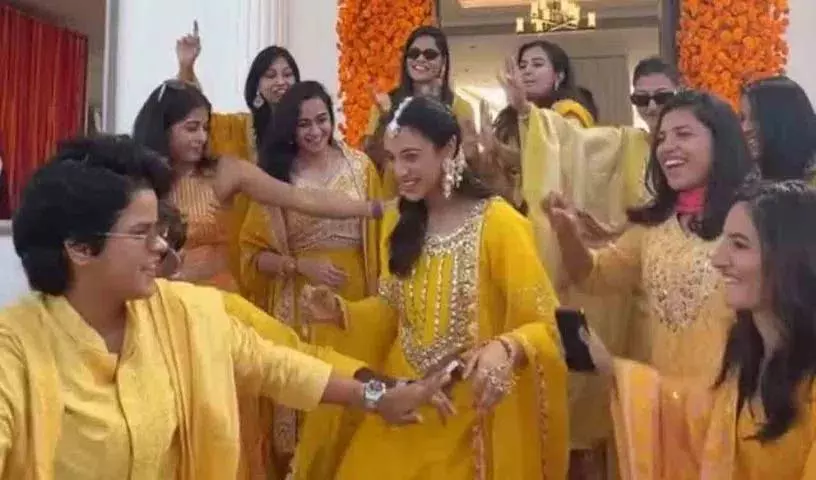 Mandhana की हल्दी सेरेमनी में वर्ल्ड कप स्टार्स ने डांस किया Mandhana की हल्दी सेरेमनी में वर्ल्ड कप स्टार्स ने डांस किया