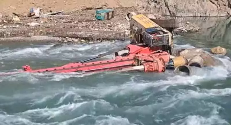 Pandoh Dam से पानी छोड़े जाने के बाद ब्यास नदी में आए उफान में मशीन ऑपरेटर बह गया Pandoh Dam से पानी छोड़े जाने के बाद ब्यास नदी में आए उफान में मशीन ऑपरेटर बह गया