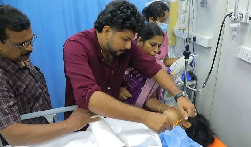 Kerala के अस्पताल में शादी हुई: दूल्हे ने इमरजेंसी रूम में दुल्हन से शादी की Kerala के अस्पताल में शादी हुई: दूल्हे ने इमरजेंसी रूम में दुल्हन से शादी की