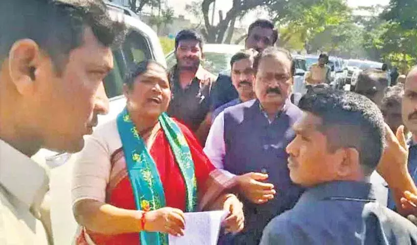 मंत्री सीताक्का ने bonus मांगने पर किसानों के खिलाफ गैर-कानूनी केस दर्ज किए मंत्री सीताक्का ने bonus मांगने पर किसानों के खिलाफ गैर-कानूनी केस दर्ज किए