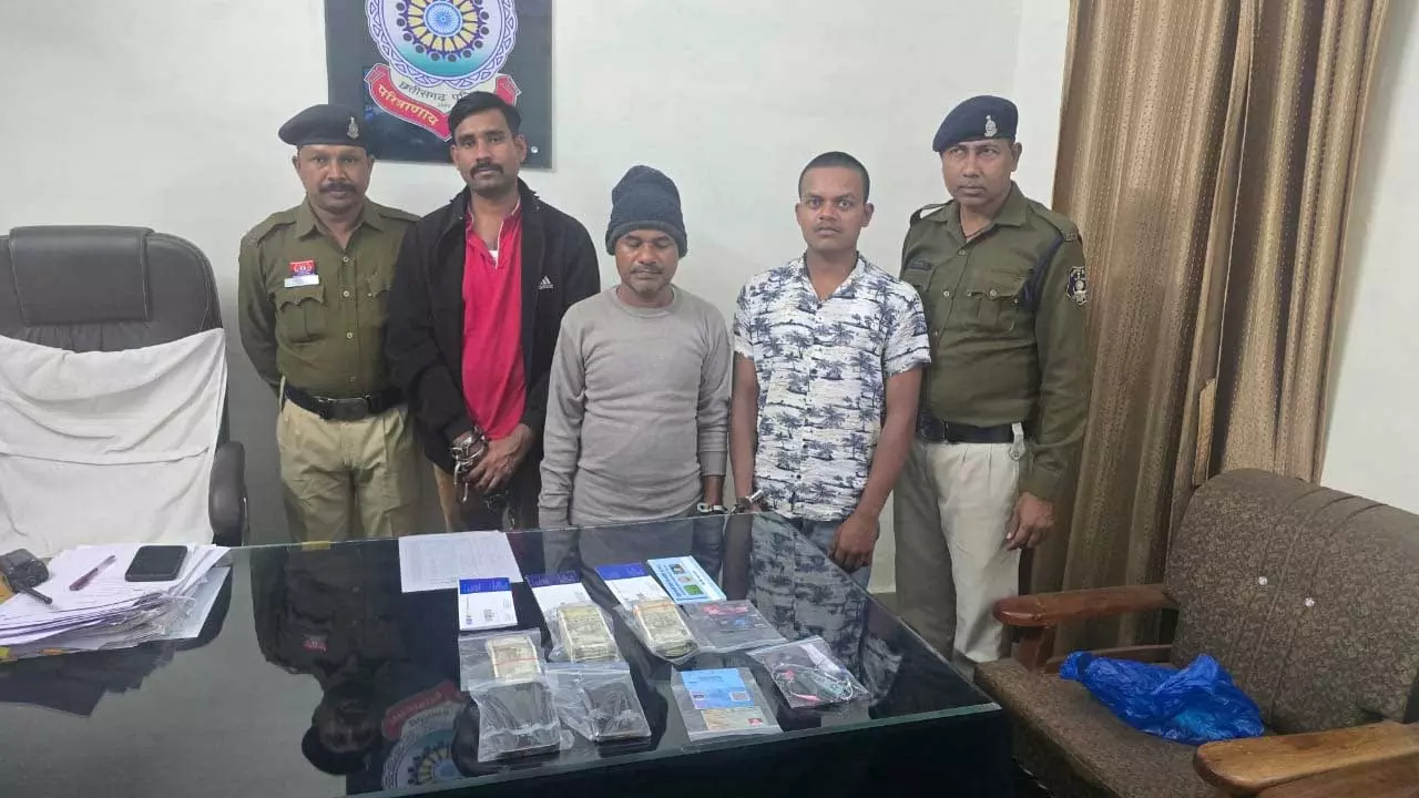 रेलवे में स्थायी नौकरी का झांसा देकर 33.50 लाख की ठगी, 3 आरोपी गिरफ्तार रेलवे में स्थायी नौकरी का झांसा देकर 33.50 लाख की ठगी, 3 आरोपी गिरफ्तार