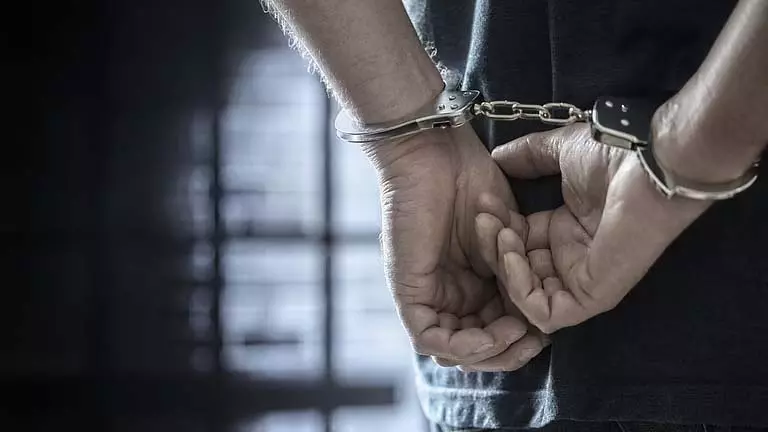 लग्जरी होटल में ठहरा था फर्जी IPS अधिकारी, पुलिस ने किया पर्दाफाश लग्जरी होटल में ठहरा था फर्जी IPS अधिकारी, पुलिस ने किया पर्दाफाश