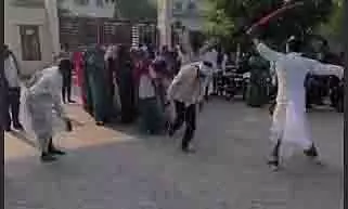 Ratlam: मृत व्यक्ति की ‘आत्मा’ निकालने अनुष्ठान, ग्रामीणों में हड़कंप Ratlam: मृत व्यक्ति की ‘आत्मा’ निकालने अनुष्ठान, ग्रामीणों में हड़कंप