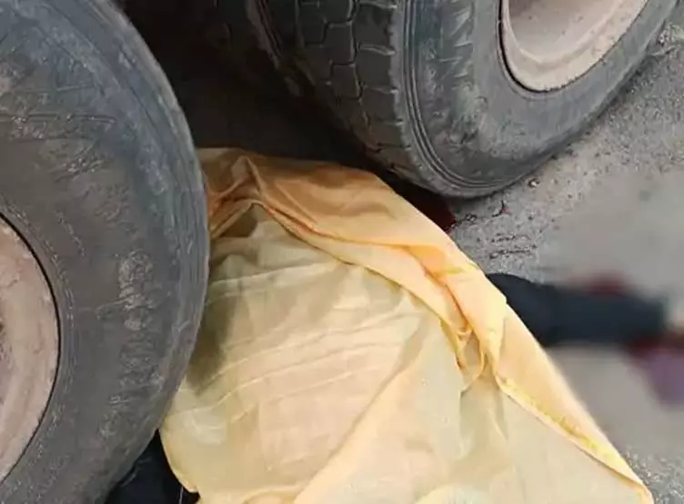 हाइवा की चपेट में आया बाइक सवार, ऑन द स्पॉट डेथ हाइवा की चपेट में आया बाइक सवार, ऑन द स्पॉट डेथ
