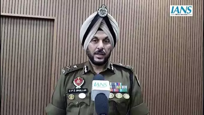 अमृतसर: आरोपी की गॉक पिस्टल से फायरिंग, पुलिस ने कार्रवाई कर हिरासत में लिया अमृतसर: आरोपी की गॉक पिस्टल से फायरिंग, पुलिस ने कार्रवाई कर हिरासत में लिया