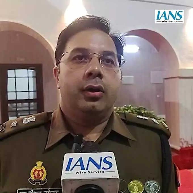 अयोध्या में आगामी कार्यक्रम और वीआईपी दौरे के मद्देनजर पुलिस ने बढ़ाई सुरक्षा अयोध्या में आगामी कार्यक्रम और वीआईपी दौरे के मद्देनजर पुलिस ने बढ़ाई सुरक्षा