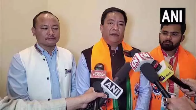 हाईवे मुआवजा घोटाले पर मुख्यमंत्री पेमा खांडू ने सभी जांच कमेटी सदस्यों को निलंबित किया हाईवे मुआवजा घोटाले पर मुख्यमंत्री पेमा खांडू ने सभी जांच कमेटी सदस्यों को निलंबित किया