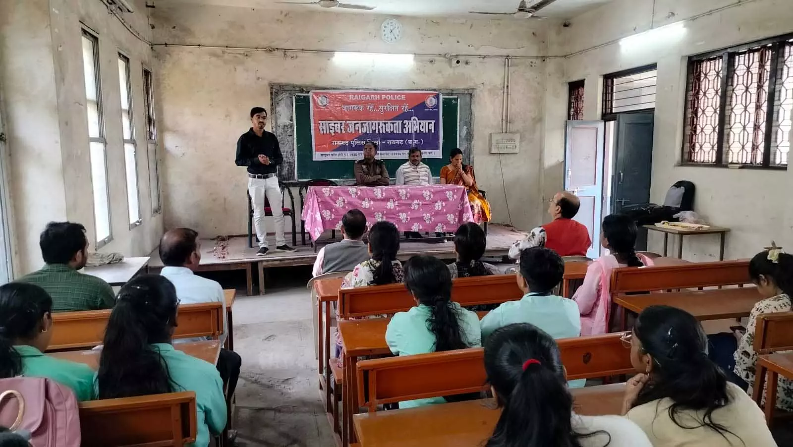 शासकीय महाविद्यालय कोतरारोड में साइबर जागरूकता कार्यक्रम शासकीय महाविद्यालय कोतरारोड में साइबर जागरूकता कार्यक्रम