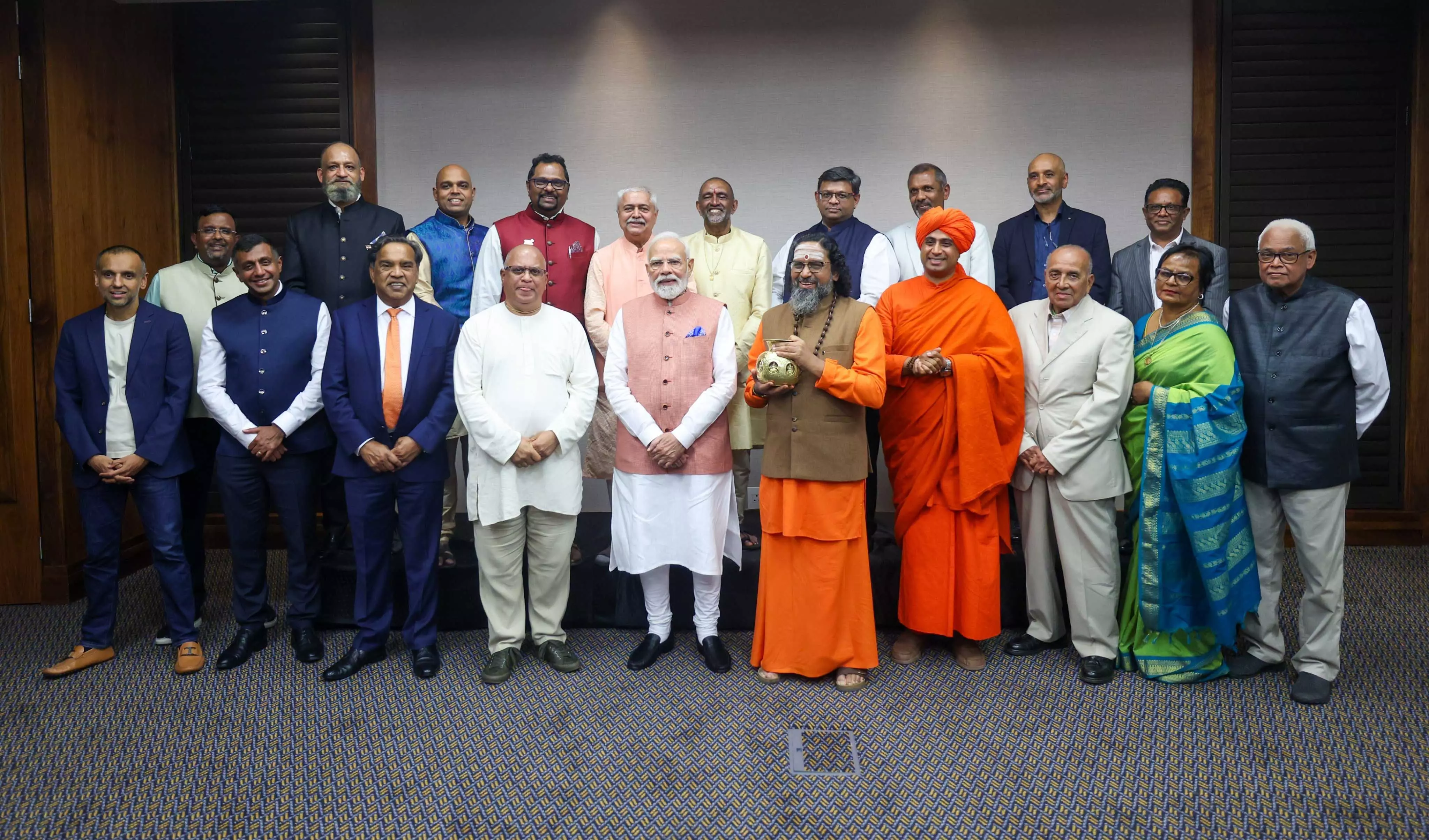 PM मोदी ने साउथ अफ्रीका में इंडियन कम्युनिटी के सदस्यों से की बातचीत PM मोदी ने साउथ अफ्रीका में इंडियन कम्युनिटी के सदस्यों से की बातचीत